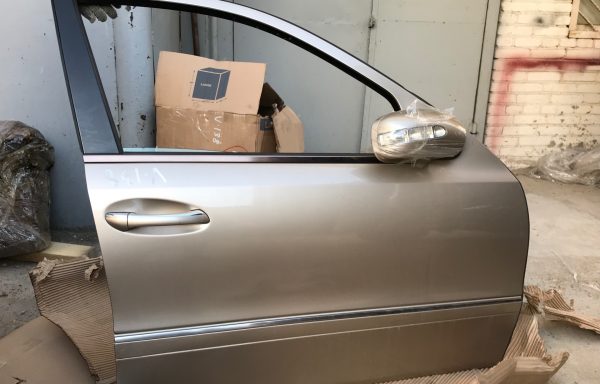 Передняя правая дверь Mercedes-Benz W211